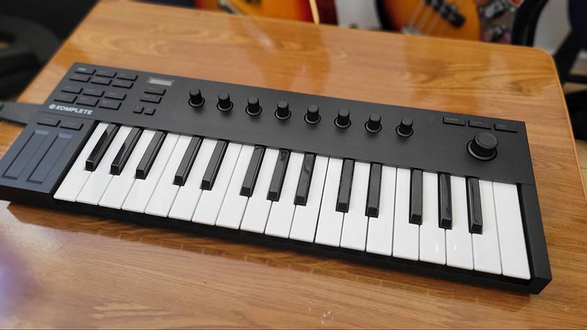 KOMPLETE KONTROL M32 MIDIキーボード