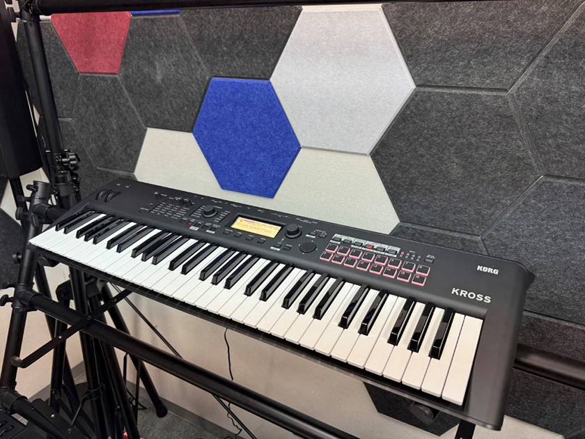 KORG / KROSS2-61-MB – 61-Key Synthesizer Keyboard