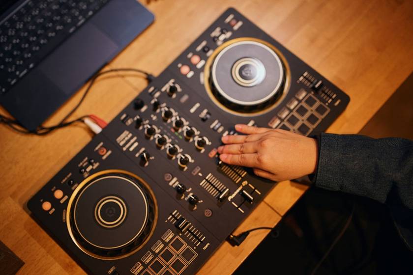 Pioneer DJ ( パイオニア ) / DDJ-FLX4-N ゴールド rekordbox&Serato DJ対応DJコントローラー