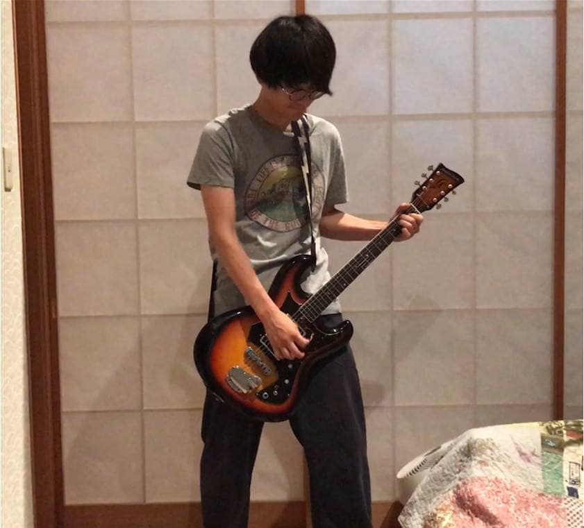 ギターを低く構えたいときに押さえておきたい1つのポイント ギタリストは知っておきたいカラダのこと サウンドハウス