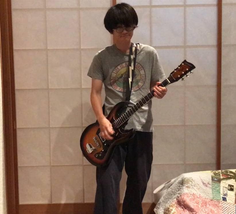 ギターを低く構えたいときに押さえておきたい1つのポイント ギタリストは知っておきたいカラダのこと サウンドハウス