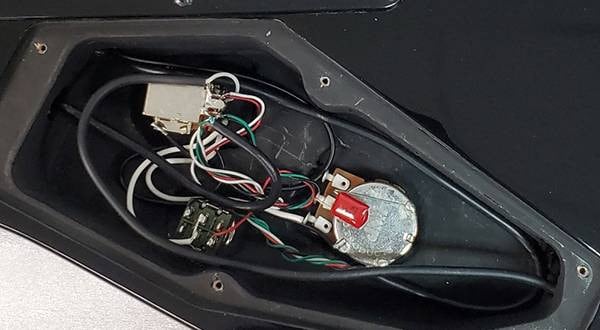Let’s Take a Look Inside the Guitar!