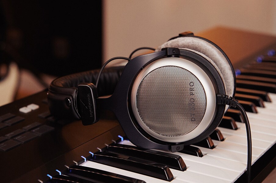 セミオープン型ヘッドホン一覧