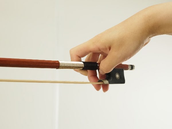 チェロの弓の持ち方