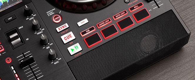 スタンドアローンDJコントローラー初のモニタースピーカ内蔵モデル
