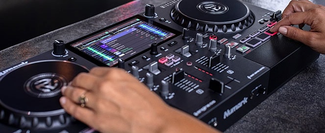 クリエイティブなDJプレイを実現する豊富な機能