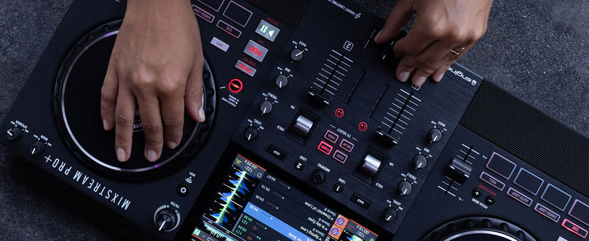 クリエイティブなDJプレイを実現する豊富な機能
