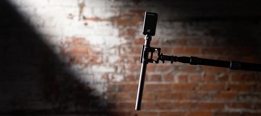 ショットガンマイクに取り付けたEW-DP SKPプラグオン送信機