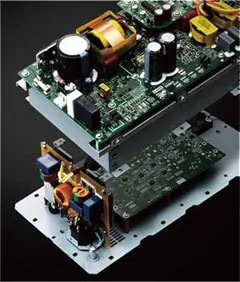 驚異の1100W（ダイナミックパワー）出力。高効率Class-Dアンプ