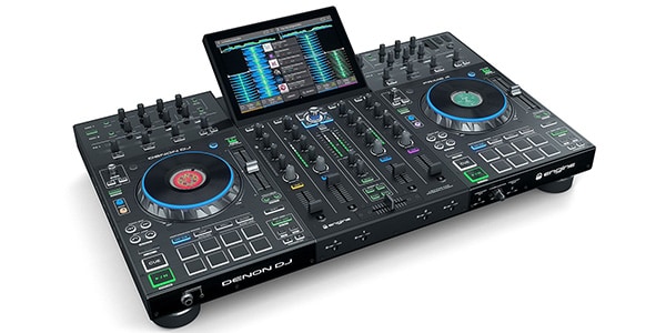 DENON DJのオールインワン型、スタンドアローンで使用できる一体型DJコントローラーPrime 4。コントローラー中央部に超大型10インチのタッチディスプレイを搭載、4chコントロール対応、DENON DJ / X1800 Primeから継承した最高級音質のエフェクトを14種類搭載。