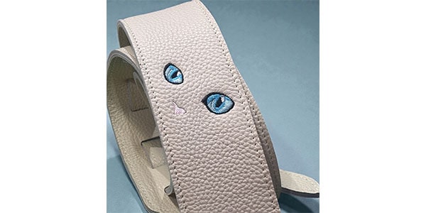 Grande uomo ( グランデ ウオモ ) / 白ねこ刺繍ストラップ(穴6mm,M)