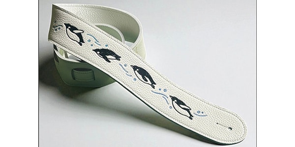 Grande uomo ( グランデ ウオモ ) / 空飛ぶペンギン刺繍ストラップ/ホワイト(穴6mm,M)