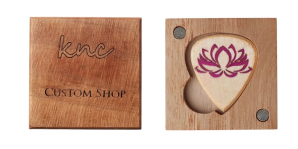 Knc Picks / Lotus Maple Glowing Guitar Pick with Wooden Box画像2