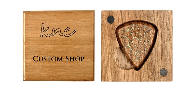 Knc Picks ( ケーエヌシーピックス )  / Magma Walnut Glowing Guitar Pick with Wooden Box