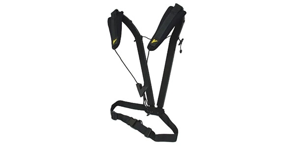 Vandoren ユニバーサルハーネスは、重い楽器を軽く感じさせる革新的なストラップです。演奏家と生理学者の協力により、快適さと自由な動きを両立するようデザインされました。柔らかい手作りのショルダーストラップが首や肩への負担を軽減し、呼吸を妨げないコード構造とスタビライジングロッドが自然な演奏姿勢をサポート。立奏・座奏問わず、長時間の演奏でも快適なバランスを保ちます。