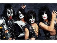 1975年に撮影された、メイク中のKISSの写真公開！