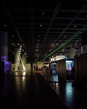 フロアを横切るグリーンレーザー